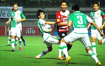 Pattaya United’s Anuwat Inyin (2nd left) fires in a shot during the second half of the Thai Premier League match against Bangkok Glass FC at the Leo Stadium in Bangkok, Sunday, April 1. (Photo/Ariyawat Nuamsawat/Pattaya United FC)